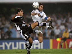 Fernando Hierro (kanan) juga pernah dilatih Capello saat pertama kali melatih Madrid di tahun 1996/1997. Hierro juga salah satu bek terbaik yang dimiliki Spanyol. (Foto: Shaun Botterill /Allsport)