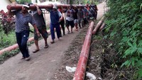 PLN melistriki desa di pelosok Kalimantan Selatan. Warga pelosok desa selalu menyambut kehadiran listrik. Mereka tak segan bergotong royong membantu memobilisasi material listrik. (Dok. PLN)