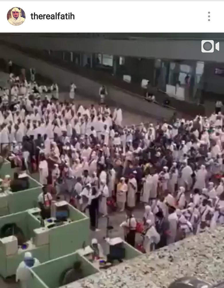 Viral, Video Jemaah Haji Indonesia Selawat di Bandara Banjir Pujian Viral, Video Jemaah Haji Indonesia Selawat di Bandara Banjir Pujian