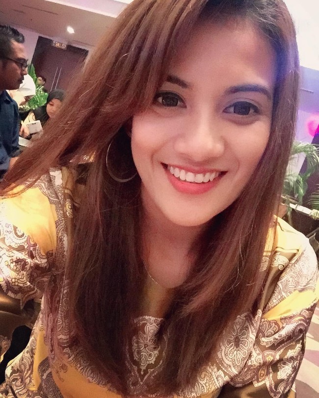 Niena Azman saat tampil dengan gaya feminin dan riasan lengkap. Cantik, ya? Foto: Instagram/niena_azmann