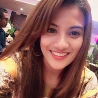 Niena Azman saat tampil dengan gaya feminin dan riasan lengkap. Cantik, ya? Foto: Instagram/niena_azmann