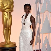 Kehadiran Lupita Nyongo di Academy Awards dua tahun lalu memang mencuri perhatian. Selain karena Lupita dijagokan menang, itu juga karena ia pakai gaun Calvin Klein $150 ribu (Rp 2 miliaran). Tak heran karena gaun itu terdiri dari 6 ribu mutiara. Foto: Getty Images