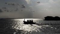 Matahari mulai mengintip dari gumpalan awan yang terlihat dari salah satu daratan di Kepulauan Riau. Sinarnya menembus rumah panggung yang berdiri tegak di atas permukaan air laut.   