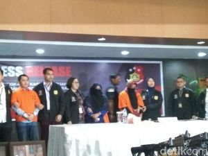 Foto: Bos First Travel Andhika-Anniesa Dipajang Polisi di Bareskrim