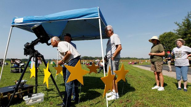 Warga berkumpul untuk menyaksikan gerhana matahari total.