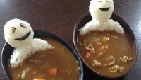 Boneka yang sedang tersenyum ini adalah nasi. Disiram dengan kuah kari yang gurih kental, justru terlihat seperti sedang berendam dalam onsen kari. Foto: Istimewa