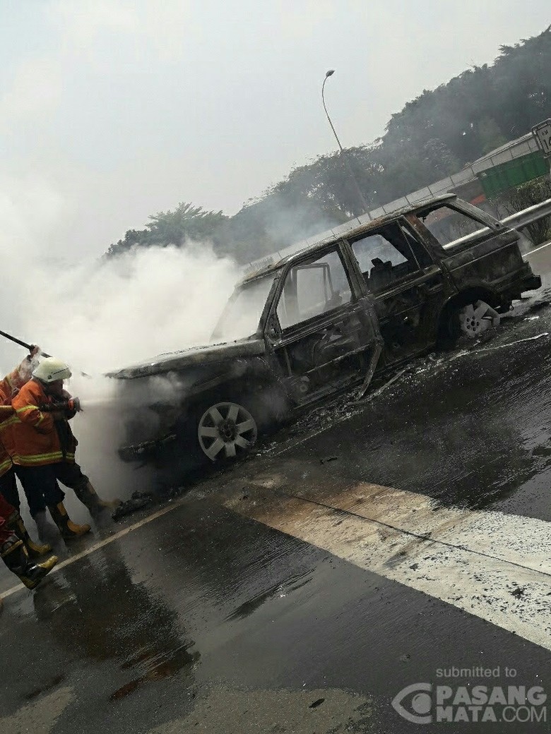 Mobil Terbakar Jelang Gerbang Tol Cibubur Arah Bogor Mobil Terbakar Jelang Gerbang Tol Cibubur Arah Bogor