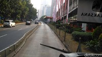 Jalur Transjakarta Koridor I memiliki jalur khusus yang cukup steril