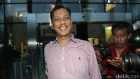Arief Wicaksono keluar gedung KPK, Selasa (22/8/2017).