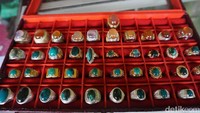 Tapi yang perlu traveler tahu, batu Bacan sebenarnya tidak hanya dihasilkan di Pulau Bacan. Tetapi malah ditambang di pulau lain, yaitu Pulau Kasiruta, yang lokasinya tak jauh dari Pulau Bacan (Wahyu Setyo/detikTravel)
