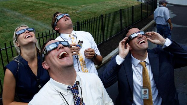 Warga berkumpul untuk menyaksikan gerhana matahari total.