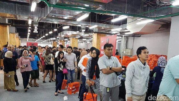 Petugas kemudian membatasi pengunjung yang hendak masuk ke dalam lapak dengan membuat antre.