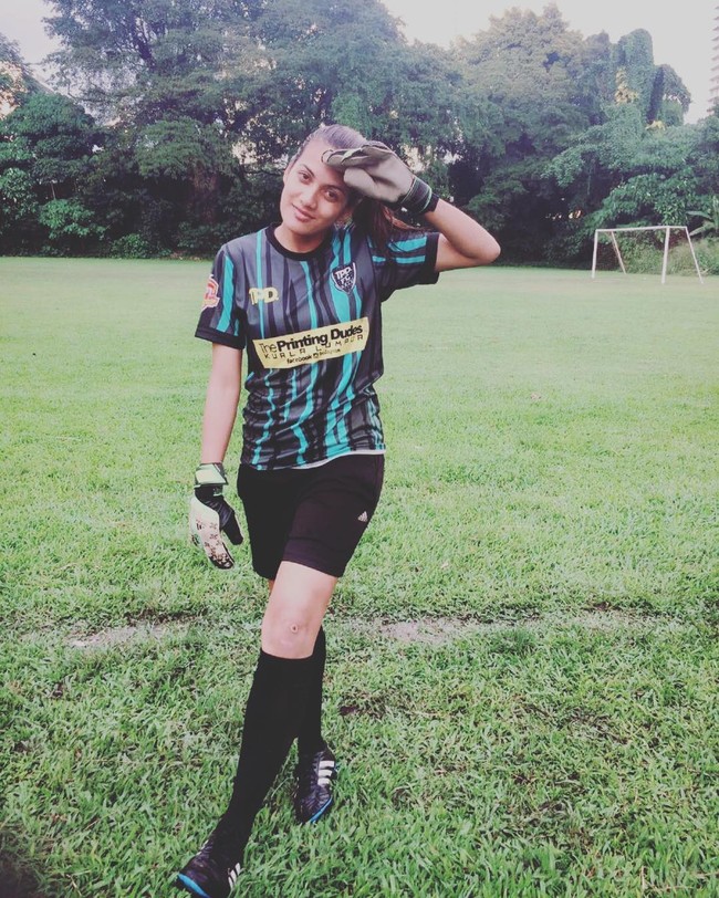 Olahraga memang sudah jadi dunia Niena Azman. Ia pun memegang gelar Sarjana Muda Sains Olahraga di Universiti Malaya. Foto: Instagram/niena_azmann