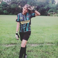 Olahraga memang sudah jadi dunia Niena Azman. Ia pun memegang gelar Sarjana Muda Sains Olahraga di Universiti Malaya. Foto: Instagram/niena_azmann