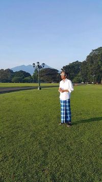 Beda Gaya Jokowi dan Trump Saat Lihat Gerhana Matahari