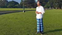 Jokowi juga pakai sarung saat menyaksikan gerhana matahari total pada 2016 lalu. Foto: Instagram Jokowi