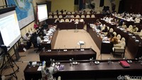 Dalam rapat yang digelar di gedung DPR, Senayan, Jakarta, Selasa (22/8/2017), interupsi ini terkait dengan apakah hasil rapat nantinya bersifat mengikat atau tidak.