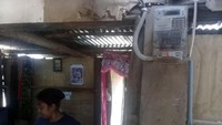 Avelinda Abe warga Desa Naekake di NTT, senang karena listrik sudah menyala 24 jam. Naekake adalah salah satu desa di wilayah perbatasan Indonesia-Timor Leste di NTT. Irwan Nugroho/detikcom.