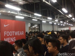 Berdesakan di GI demi Diskon Nike, Pengunjung: Jarang-jarang Begini