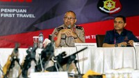 Sebelumnya polisi menggelar jumpa pers di Bareskrim, gedung KKP, Gambir, Jakarta Pusat, Selasa (22/8/2017). Mereka menjelaskan dan memamerkan para tersangka First Travel.