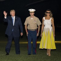 Sebelum menyaksikan Gerhana Matahari, Melania Trump tampil stylish dalam balutan gaun musim panas lainnya. Miliknya adalah rancangan brand Spanyol, Delpozo yang langsung terjual habis pasca dipakai Melania. Foto: Dok. Getty Images