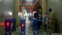 Ada sejumlah halte yang juga terkoneksi dengan koridor lain. Di antaranya Bendungan Hilir, Dukuh Atas, Tosari, Monas, dan Harmoni. 