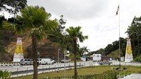 Di bagian depan setelah gapura berornamen Dayak itu langsung batas negara Malaysia.