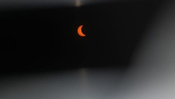 Penampakan gerhana matahari total dilihat dari kacamata khusus. (Foto: GettyImages)