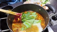 PSY tawarkan steamboat berharga terjangkau. Irisan daging sapi, aneka bakso dan sayur melengkapi kuah Tom Yum Soup dan Chicken Soup di sini. Foto: dok. detikFood