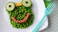 Katak berwarna hijau ini terbuat dari kacang polong, tomat, keju dan mentimun. Yuk, coba bikin di rumah! Foto: Istimewa