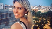Senyum Eva yang tersungging manis saat liburan di Barcelona, Spanyol. Cowok mana yang tidak jatuh hati melihat senyum manis Eva? (@flywitheva/Instagram)