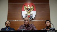 KPK menetapkan panitera pengganti di Pengadilan Negeri Jakarta Selatan (PN Jaksel) sebagai tersangka penerimaan suap. Dia menerima suap dari seorang pengacara bernama Akhmad Zaini untuk mengurus perkara.