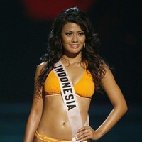 Gracia Putri Raemawasti, Puteri Indonesia 2007 juga berlenggang di kontes Miss Universe dengan mengenakan bikini two pieces berwarna kuning. Foto: Ist.