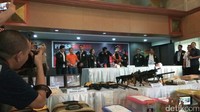 Barang bukti juga dihadirkan, mulai dari airsoft gun milik Andhika hingga belasan ribu paspor jemaah. Foto: Mustaqim/detikcom