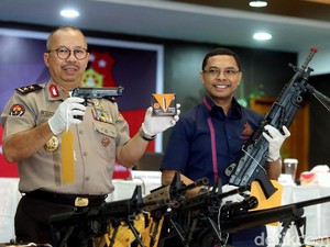 10 Airsoft Gun-Replika Pedang Milik Bos First Travel Ikut Dirampas Negara