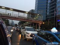 Mereka yang 'Menyerah' di Tengah Macetnya Kuningan