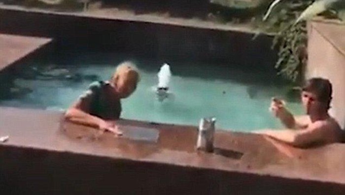 Malu-maluin, Pasangan Traveler Ini Mabuk dan Berendam di Air Mancur
