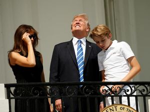 Donald Trump Lihat Gerhana Matahari Tanpa Kacamata Jadi Olokan Netizen