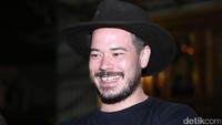 Ia pun menolak menanggapi kasus yang menimpa anaknya itu saat diwawancarai.