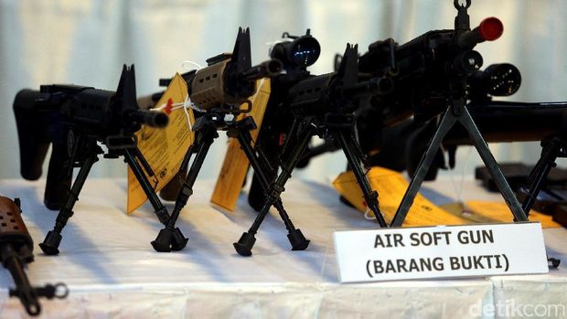 Airsoft gun milik bos First Travel dirampas negara