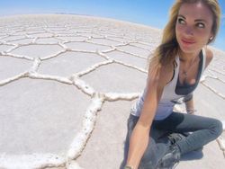 Suka Piknik Sendirian, Blogger Seksi Ini Kesal Dicurigai