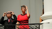 Putri Presiden Amerika Serikat Donald Trump, Ivanka Trump terlihat tengah menyaksikan gerhana matahari dari White House.