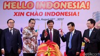 Menteri Perhubungan Budi Karya Sumadi bersama Vice Chairman of Vietjet Air Nguyen Taing Haum dan Menteri Kebudayaan, Olahraga dan Pariwisata Vietnam Nguyen Ngoc Thien secara simbolis meresmikan penerbangan Jakarta-Ho Chi Minh di Hotel Mandarin Oriental, Jakarta Pusat, Selasa (22/8/2017).