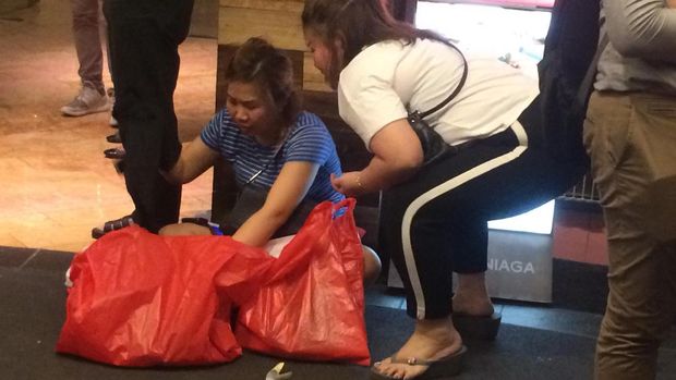 Ada pengunjung yang membeli sepatu lebih dari sepasang