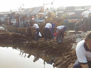 Semangat Koarmabar dan Warga Bersih-bersih Sampah di TPI Cilincing