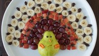 Kalau yang ini bentuknya mirip seperti kalkun ataupun burung merak. Walau terlihat lucu, ini terbuat dari perpaduan buah pir yang dihias di atas piring dengan tambahan potongan pisang, blackberry, anggur dan juga semangka. Foto: Istimewa