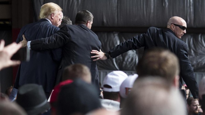 ALBUQUERQUE, NM - OCTOBER 30:  Surrounded by U.S. Secret Service agents, Republican presidential nominee Donald Trump (C) arrives for a campaign rally at Atlantic Aviation near Albuquerque International Airport October 30, 2016 in Albuquerque, New Mexico. With less than nine days until Americans go to the polls, Trump is campaigning in Nevada, New Mexico and Colorado.  (Photo by Chip Somodevilla/Getty Images)
