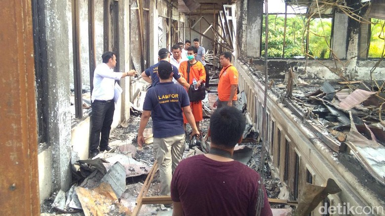 Polisi Gelar Pra-rekonstruksi Pembakaran Gedung Rektorat Unimal Polisi Gelar Pra-rekonstruksi Pembakaran Gedung Rektorat Unimal