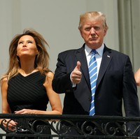 Melania Trump tampil dengan gaun LBD bermotif pinstripe yang membentuk siluet badannya. Foto: Reuters