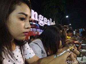 Keseruan Warga Trenggalek Lomba Melukis Batang Rokok